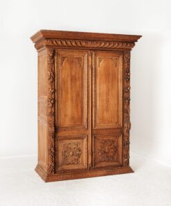 Χειροποίητη Αντίκα Ντουλάπα από Μασίφ Ξύλο με Πλούσιο Σκάλισμα – Αναγεννησιακό Στυλ